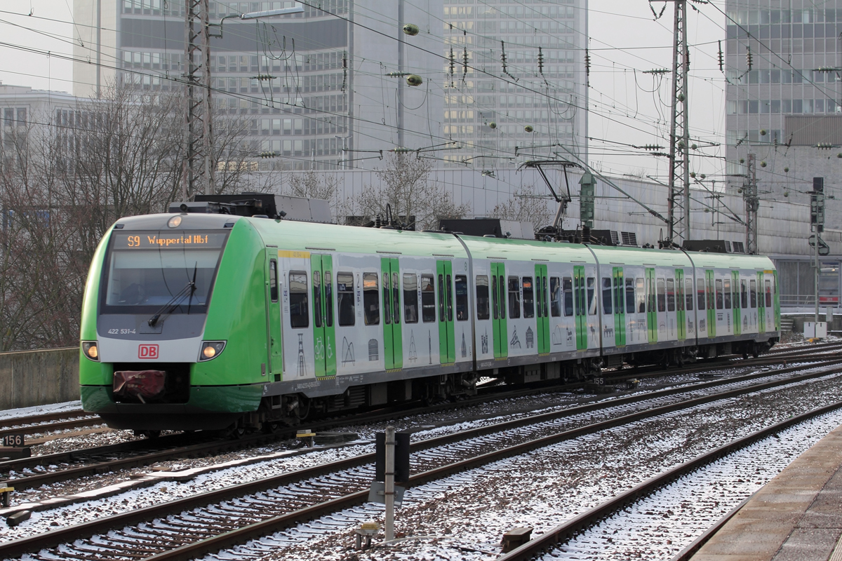 DB 422 531-4 als S 9 nach Wuppertal bei der Ausfahrt in Essen Hbf. 23.1.2019