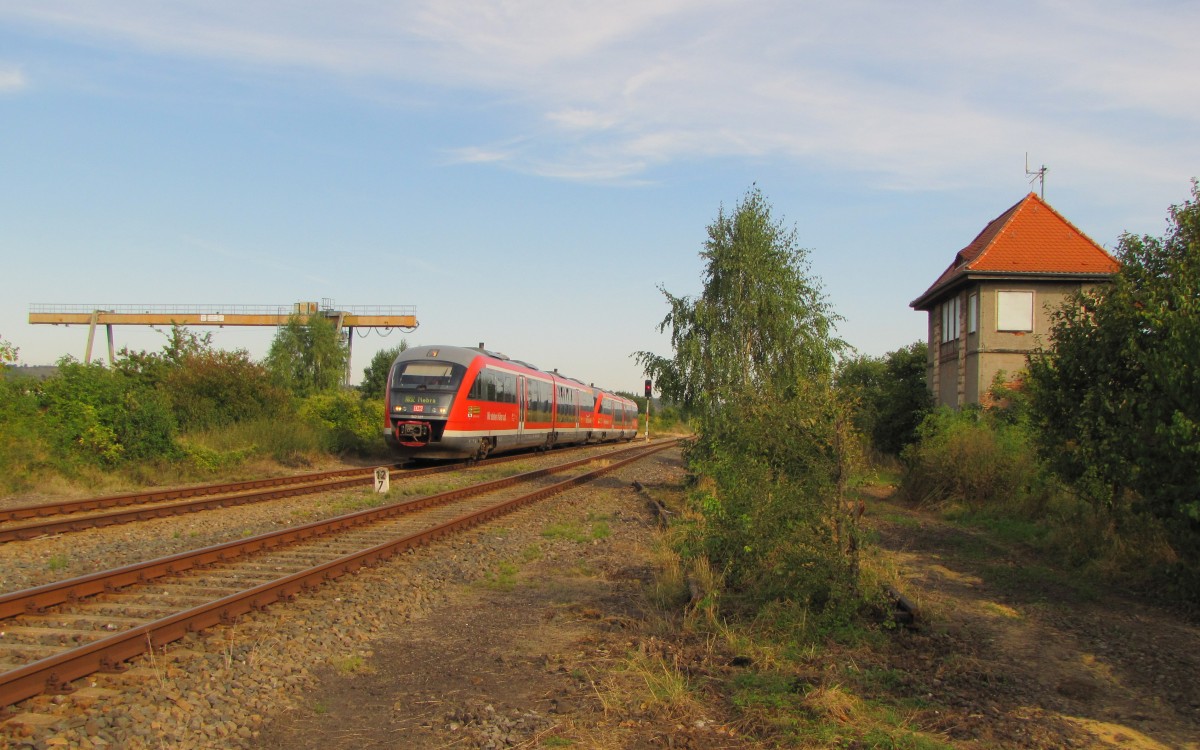 DB 642 227 + 642 219-9 als RB 34882 von Naumburg (Saale) Ost nach Nebra, am 07.09.2013 bei der Einfahrt in Laucha (Unstrut). Wegen dem 80. Freyburger Winzerfest verkehrten an diesem Wochenende Triebzge der BR 642 auf der Unstrutbahn zwischen Naumburg und Nebra. Zwischen Nebra, Wangen und Roleben kamen wegen der kurzen Bahnsteiglngen die auch sonst verkehrenden Triebzge der BR 672 zum Einsatz.