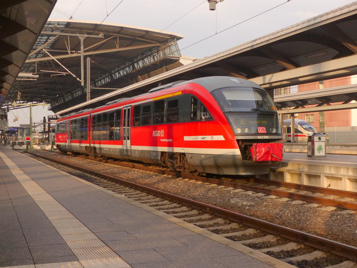 DB 642 509 als RE 16254 nach Kassel-Wilhelmshöhe, am 30.09.2017 in Erfurt Hbf.