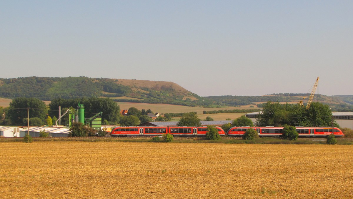 DB 642 730 + 642 702 als RB 34880 von Naumburg (Saale) Ost nach Nebra, am 07.09.2013 in Hhe der ehemaligen Zuckerfabrik in Laucha (Unstrut).