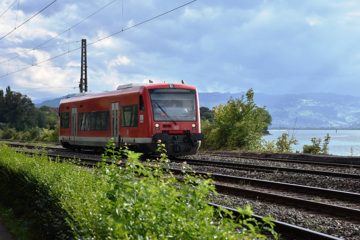 DB 650 113 verlässt am 19.08.2017 Lindau am Bodenseedamm in Richtung Friedrichshafen