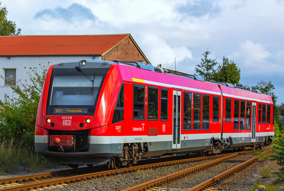 DB ALSTOM LINT 41 von Ueckermünde nach Pasewalk fährt (wie immer) abzweigend in den Bahnhof Torgelow ein. - 27.08.2016 

