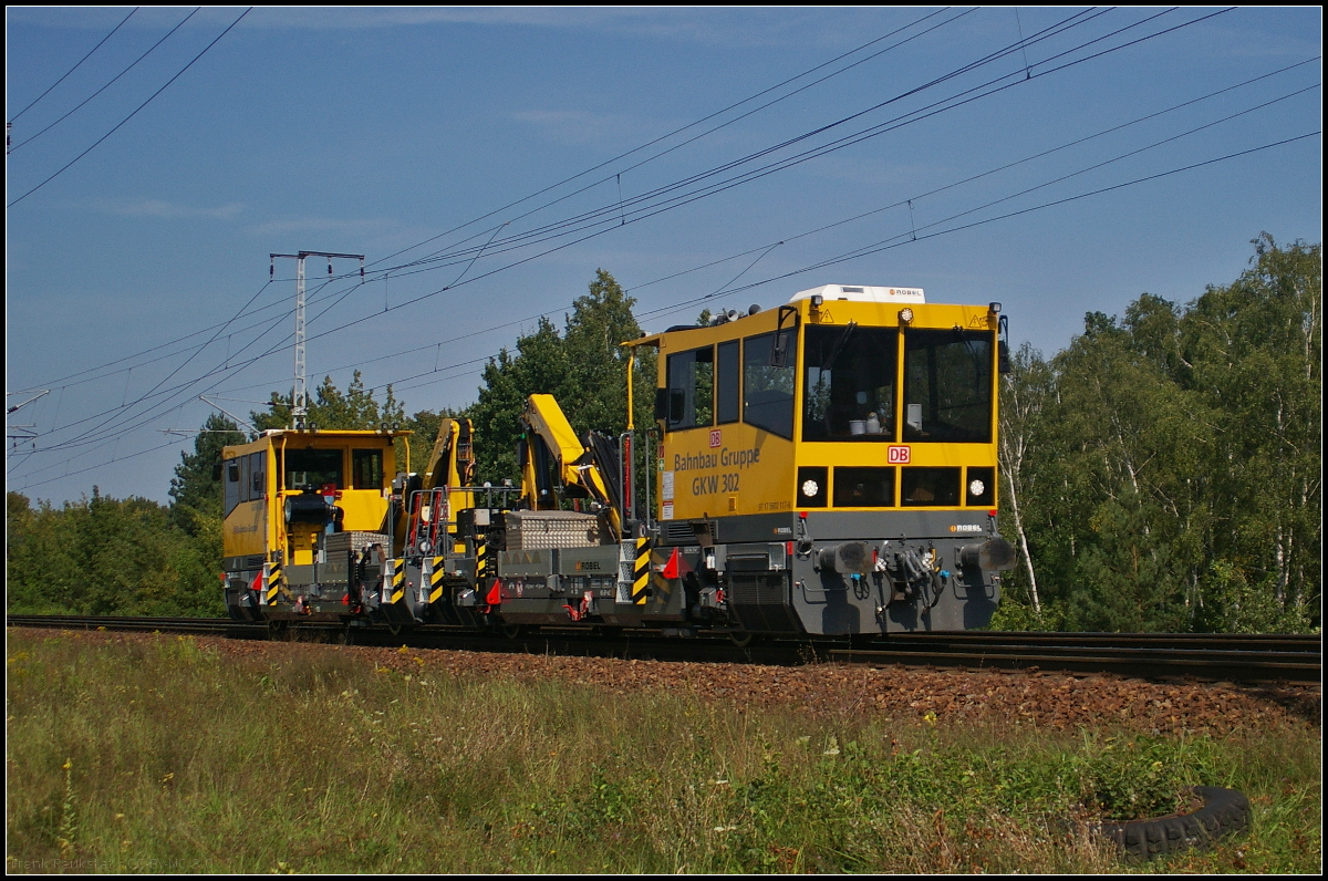 DB Bahnbau Gruppe GKW 302 und GKW 303 vom Typ Robel BAMOWAG 54.22 fuhren zusammen am 30.08.2017 durch die Berliner Wuhlheide (VDM-Nr 97 17 56 021 17-8 D-DB)