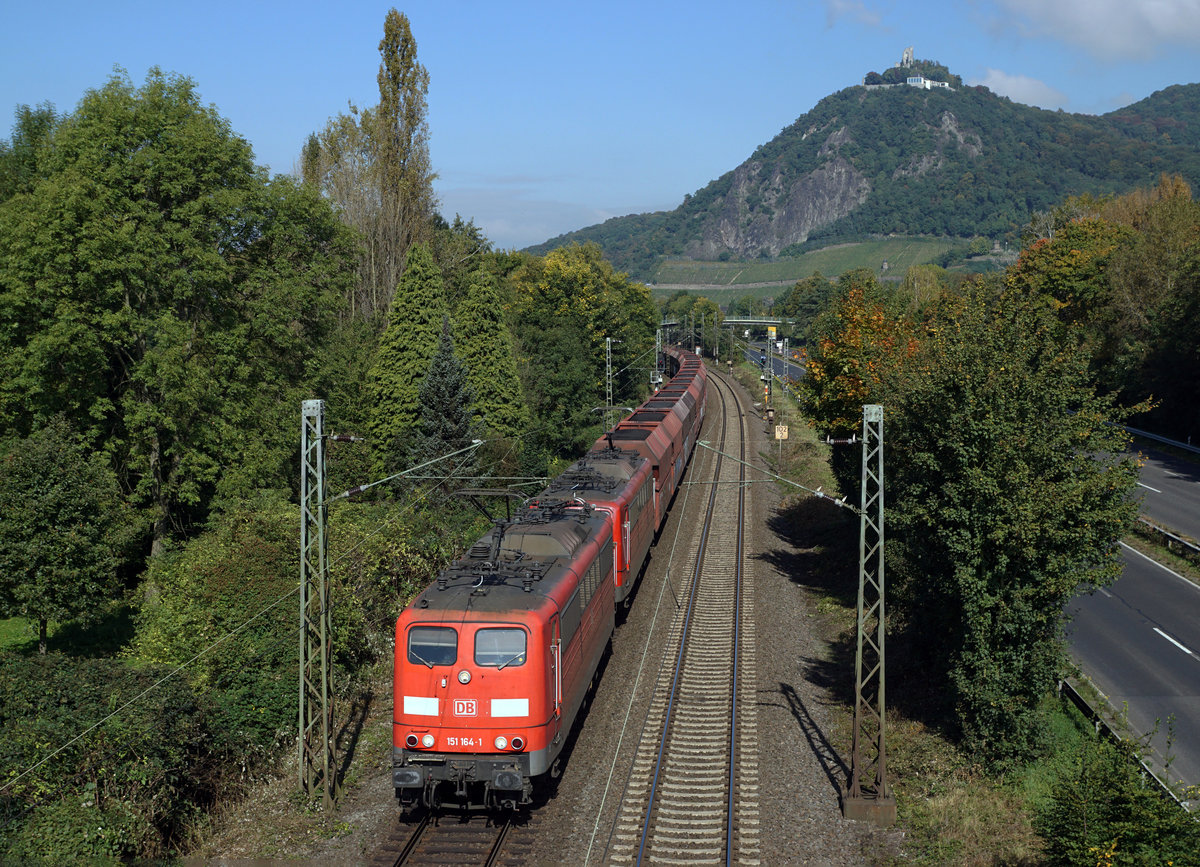 DB: Besonders aufgefallen entlang der DB-Strecke Königswinter - Linz am 25. September 2017.
Langer Erzzug mit Doppeltraktion der BR 151 vor der Kulisse des Drachenfels. An der Zugsspitze eingereiht war die DB 151 164-1. Kurze Zeit danach folgte ein weiterer Erzzug mit der BR 151 160-9.
Foto: Walter Ruetsch