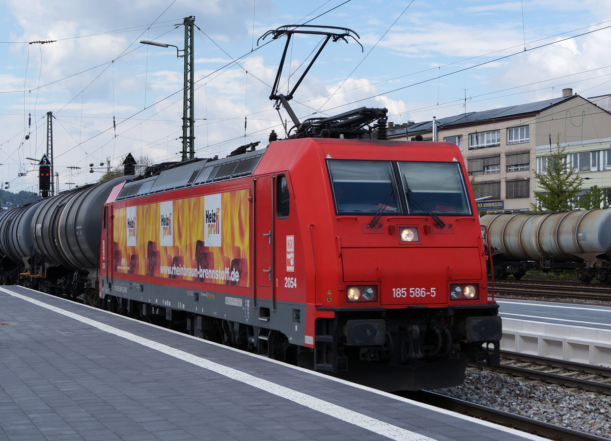 DB: BR 185 586-5 mit Ölzug auf der Durchfahrt bei Pforzheim am 28. April 2017.
Foto: Walter Ruetsch