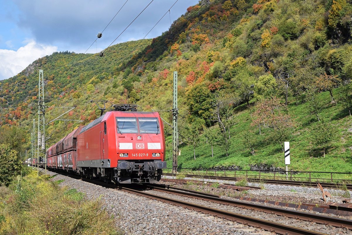 DB Cargo 145 027 mit gemischtem Güterzug in Richtung Rüdesheimam (Kestert, 03.10.17). Wiesbaden. 
