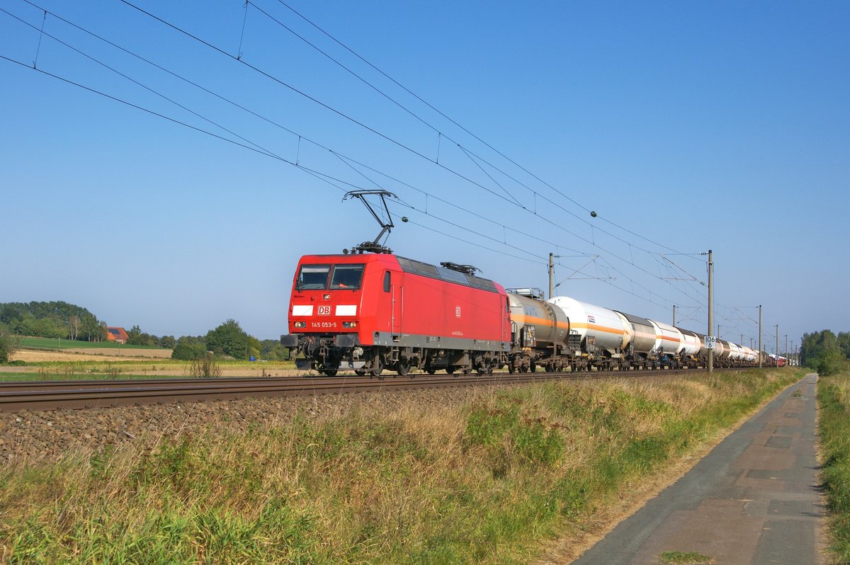 DB Cargo 145 053 mit gemischtem Güterzug in Richtung Osnabrück (bei Melle, 15.09.16).