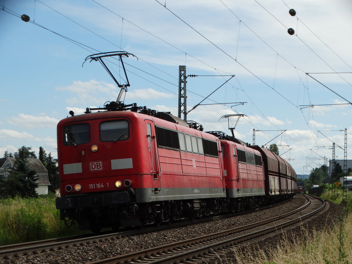 DB Cargo 151 164-1 und 151 xxx-x mit Kohlewagen am 29.06.16 bei Walluf