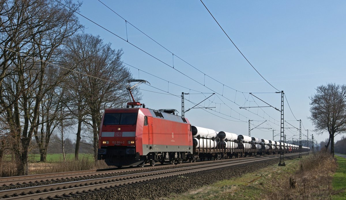 DB Cargo 152 064 mit Röhrenzug in Richtung Bremen (zwischen Lembruch und Diepholz, 16.03.17).