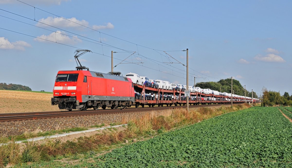 DB Cargo 152 064 mit Autotransportzug in Richtung Osnabrück (bei Melle, 27.09.16).