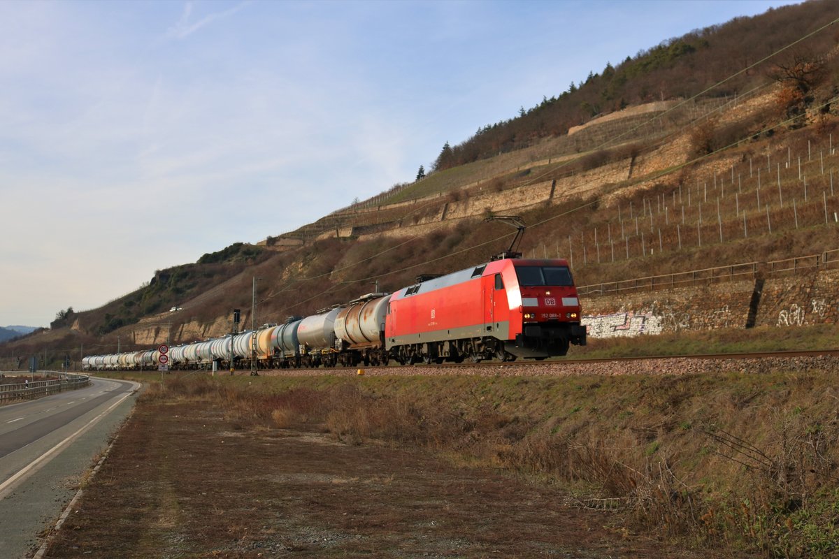 DB Cargo 152 088-1 mit einen Kesselwagenzug auf der Rechten Rheinstrecke am 23.02.19 zwischen Assmanshausen und Lorch 