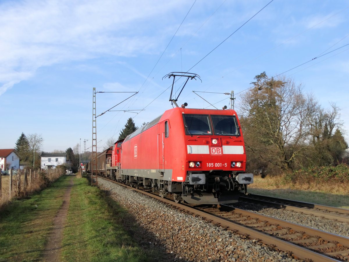 DB Cargo 185 001-5 und 294 xxx-x am 10.12.16 in Hanau West KBS 640