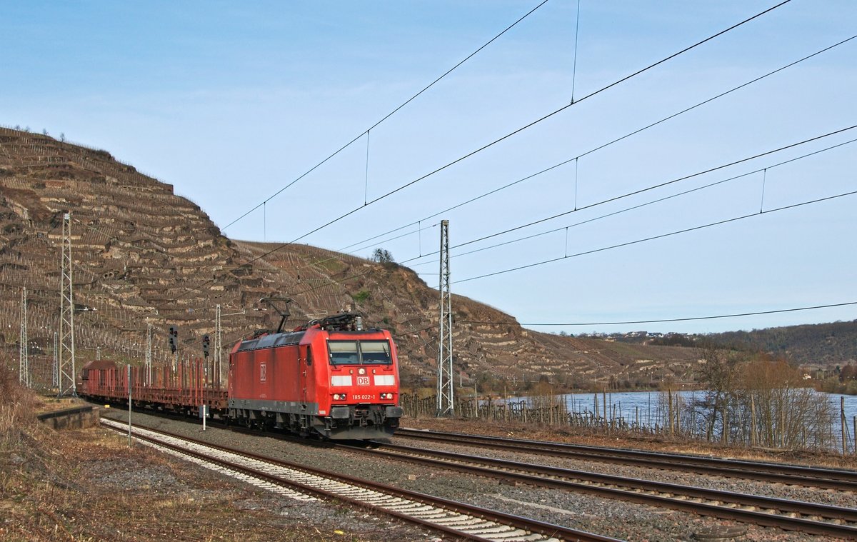 DB Cargo 185 022 mit gemischtem Güterzug in Richtung Trier (Winningen/Mosel, 11.03.17).
