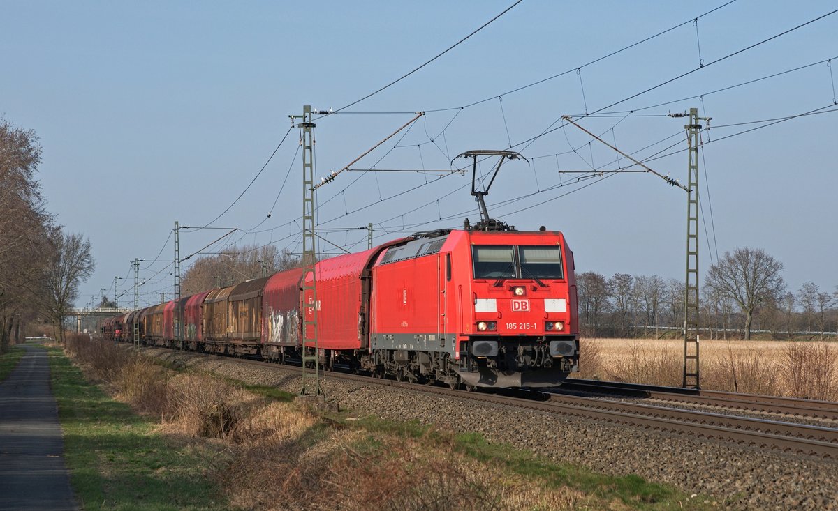 DB Cargo 185 215 mit gemischtem Güterzug in Richtung Osnabrück (zwischen Lembruch und Diepholz, 16.03.17).