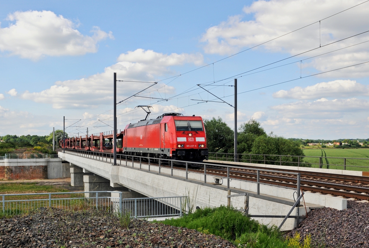 DB Cargo 185 237 mit leerem Autotransportzug in Richtung Hannover (Wahnebergen, 14.06.17).