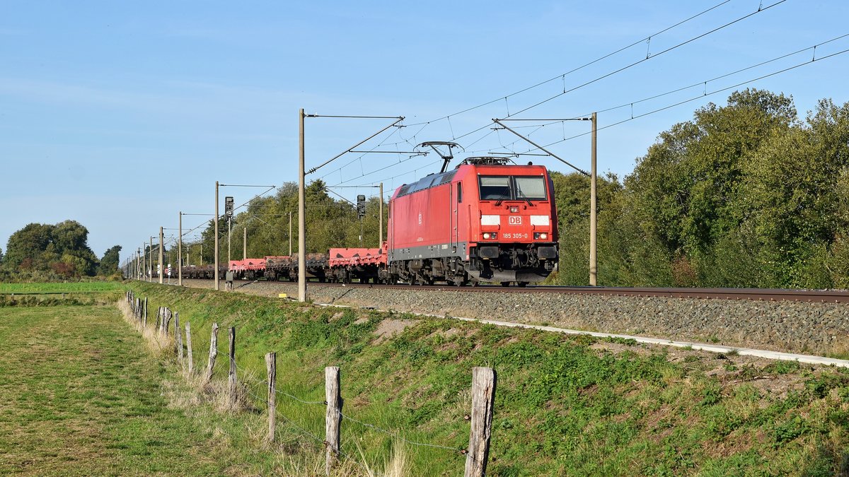 DB Cargo 185 305 mit leeren Röhrentransportwagen in Richtung Osnabrück (Hüde, 05.10.18).
