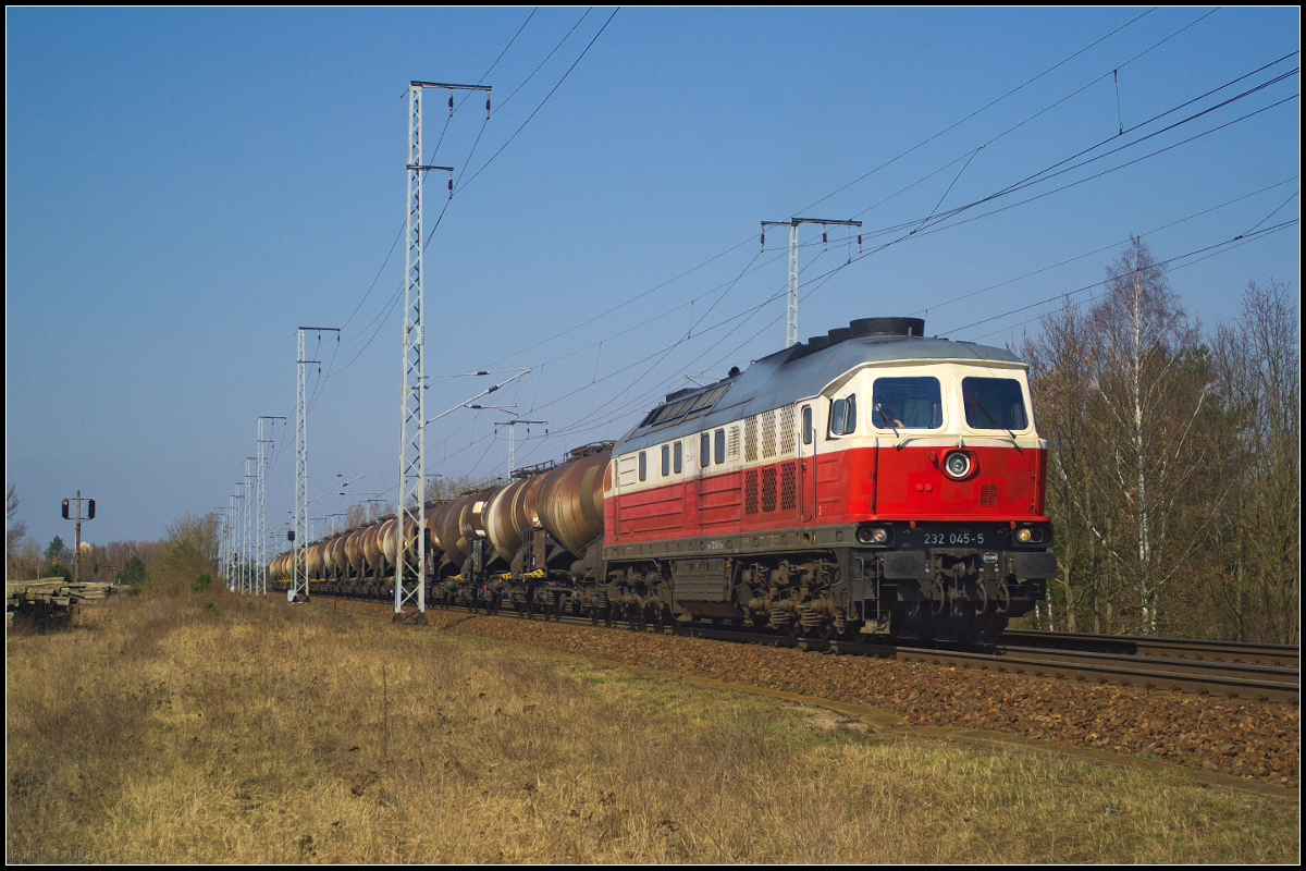 DB Cargo 232 045-5 fuhr mit leeren Knickkesselwagen am 09.04.2018 durch die Berliner Wuhlheide.