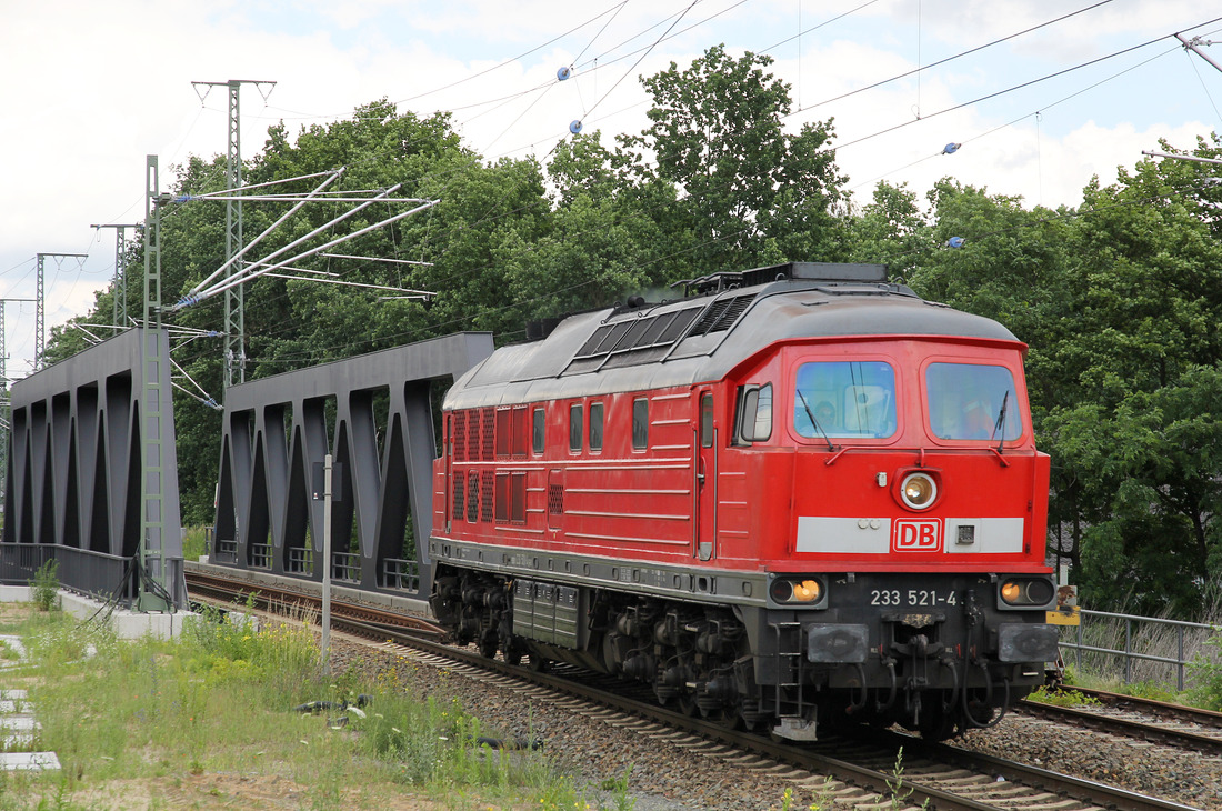 DB Cargo 233 524 Lz unterwegs in Richtung Seddin, portraitiert am 26. Juni 2017 in Michendorf.