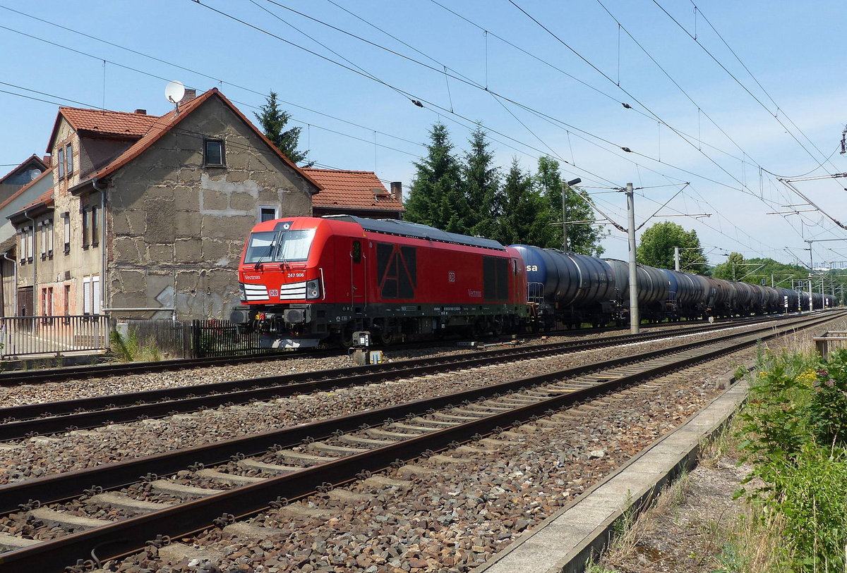 DB Cargo 247 906  Grischan  mit dem GC 62444 von Hamburg Hohe Schaar nach Emleben, am 22.06.2017 in Erfurt-Bischleben.