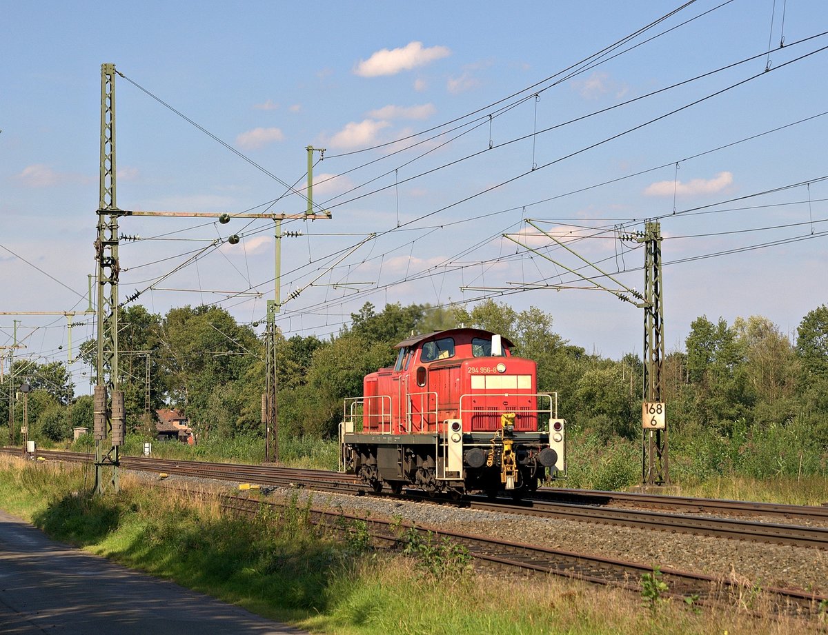 DB Cargo 294 596 fährt solo in Richtung Osnabrück (Diepholz, 31.08.16). 