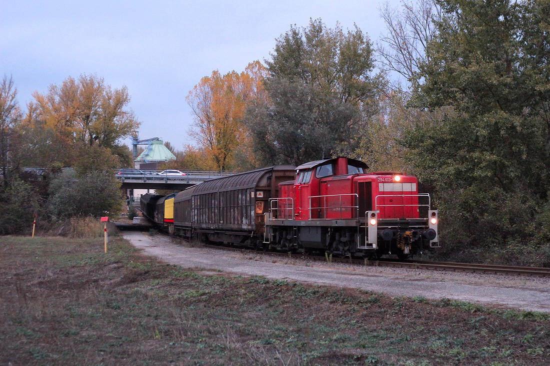 DB Cargo 294 613 // Karlsruhe-Maxau // 31. Oktober 2018
Im allerallerletzten Licht verlässt die Fuhre den Gleisanschluss Stora Enso.