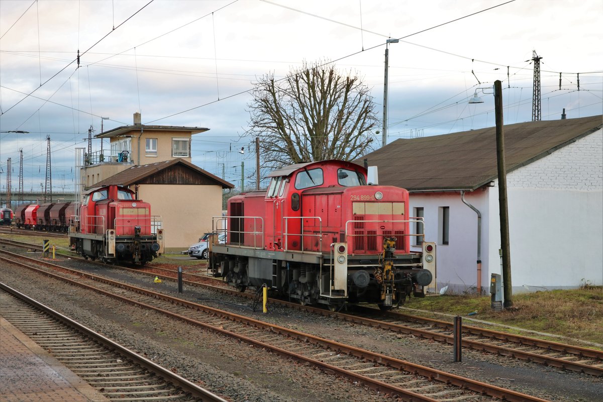DB Cargo 294 899-0 und 294 837-0 am 07.01.18 in Hanau Hbf beim Pausieren