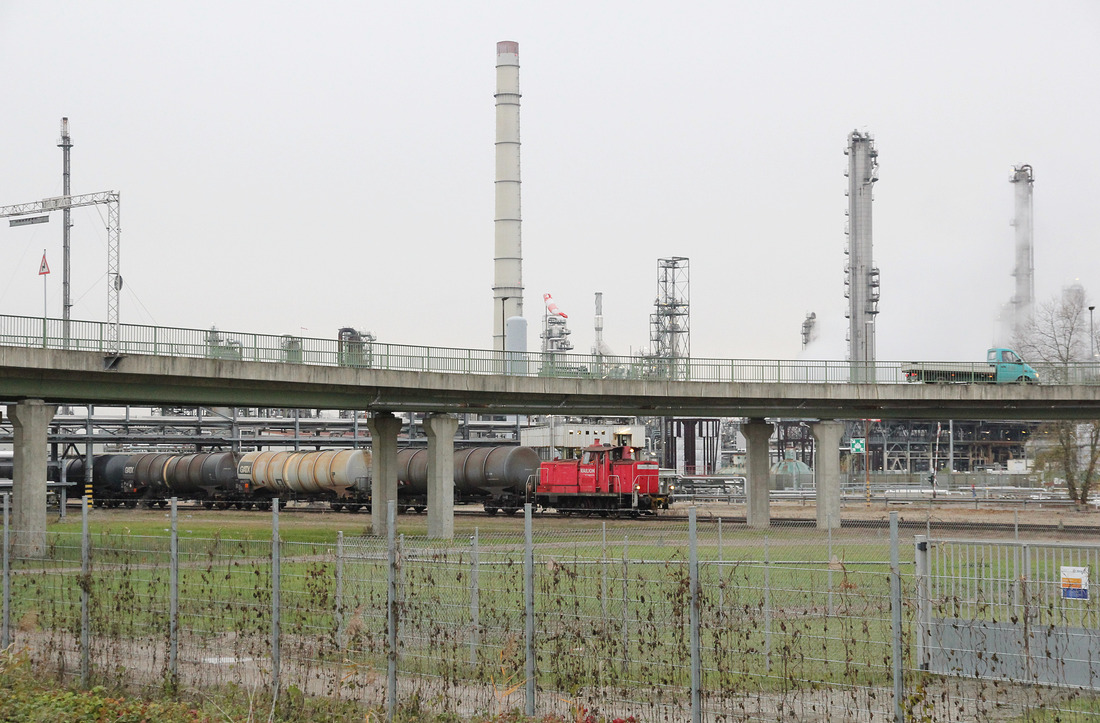 DB Cargo 363 194 // Karlsruhe; MIRO-Raffinerie I (öffentlicher Fotostandort) // 20. November 2017
