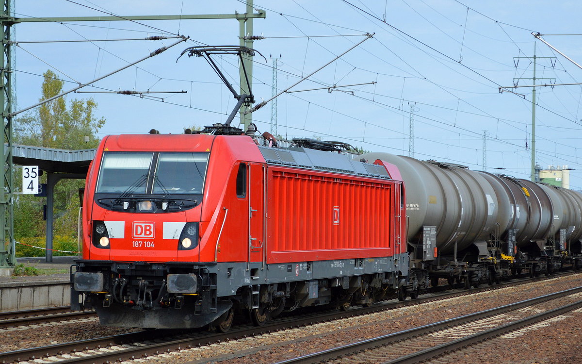 DB Cargo Deutschland AG mit  187 104  [NVR-Number: 91 80 6187 104-5 D-DB] und Kesselwagenzug am 10.09.18 Bf. Flughafen Berlin-Schönefeld.