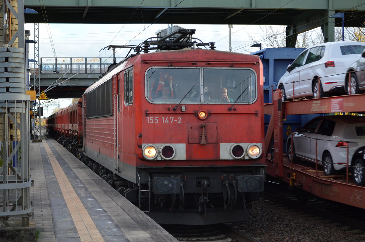 DB Cargo Deutschland AG mit Rpool 155 147-2 (9180 6 155 147-2 D-Rpool) mit einem Ganzzug Schüttgutkippwagen am 30.10.18 Bf. Berlin-Hohenschönhausen.