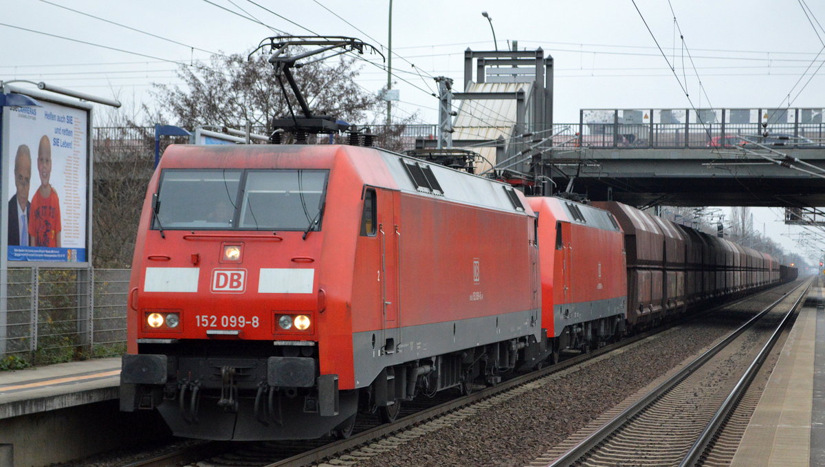 DB Cargo Deutschland AG mit Doppeltraktion  152 099-8  [NVR-Number: 91 80 6152 099-8 D-DB]  +  152 065-9  [NVR-Number: 91 80 6152 065-9 D-DB] mit gemischtem Güterzug (Schüttgutwagen + offene Drehgestell-Güterwagen) mit Kohle oder Koksbeladung (wenn ich das richtig erkannt habe?) am 15.12.18 Bf. Berlin-Hohenschönhausen.