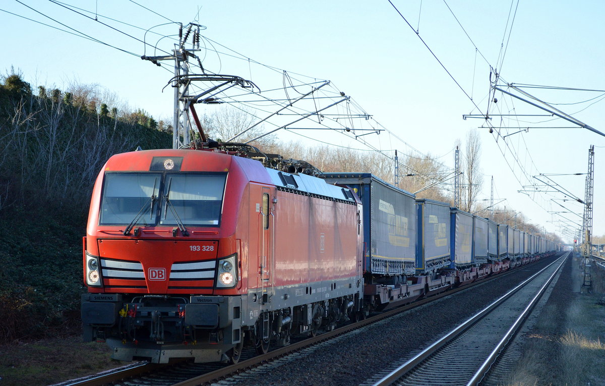 DB Cargo Deutschland AG mit  193 328  [NVR-Number: 91 80 6193 328-2 D-DB] und KLV-Zug (LKW-Walter Trailer) ab Rostock am 27.02.19 Bf. Berlin-Hohenschönhausen.