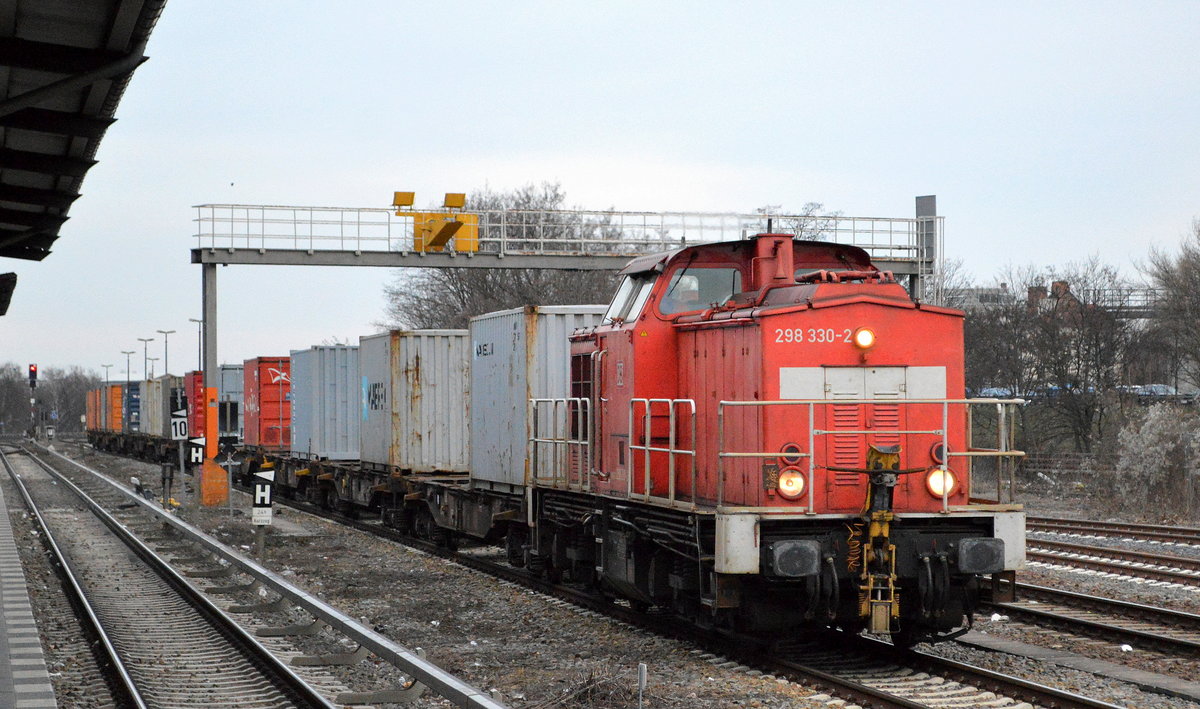 DB Cargo Deutschland AG mit 298 330-2 [NVR-Nummer: 98 80 3298 330-2 D-DB] und einigen Containerwagen bei einer Übergabefahrt ab Güterbahnhof Berlin Neukölln über den Berliner Innenring Höhe S-Bahnhof Berlin Tempelhof am 06.03.19