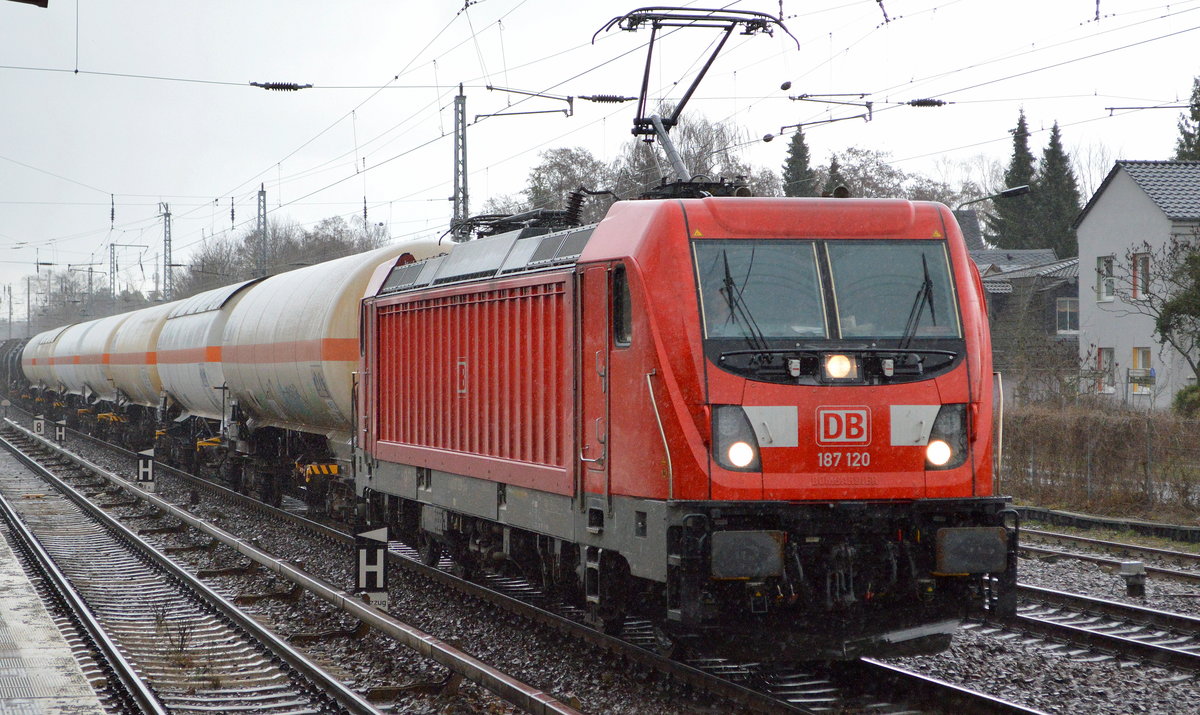 DB Cargo Deutschland AG mit  187 120  [NVR-Number: 91 80 6187 120-1 D-DB] und gemischtem Güterzug am 08.03.19 Berlin-Hirschgarten bei strömendem Regen.
