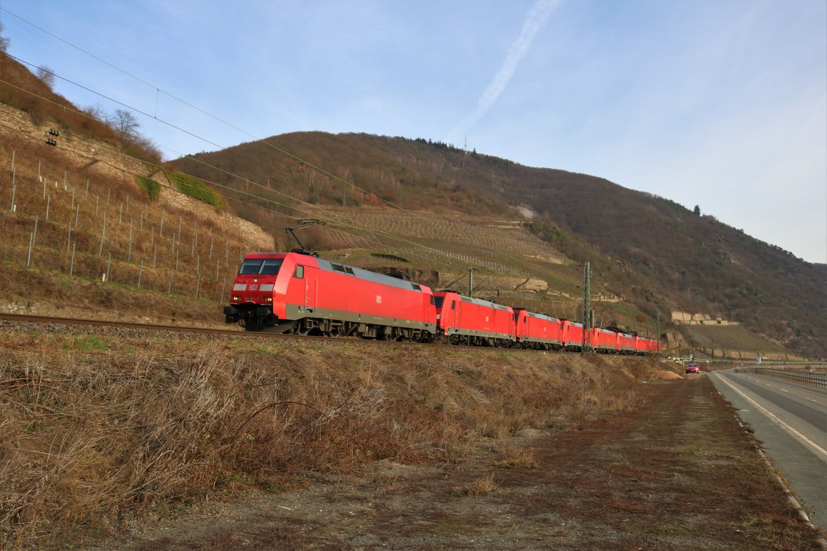 DB Cargo Lokzug gezogen von 152 014-7 dahinter hängt 185 xxx, 185 xxx, 185 xxx, 185xxx, 152 xxx, 185 xxx und 185 xxx auf der Rechten Rheinstrecke am 23.02.19 zwischen Assmanshausen und Lorch 