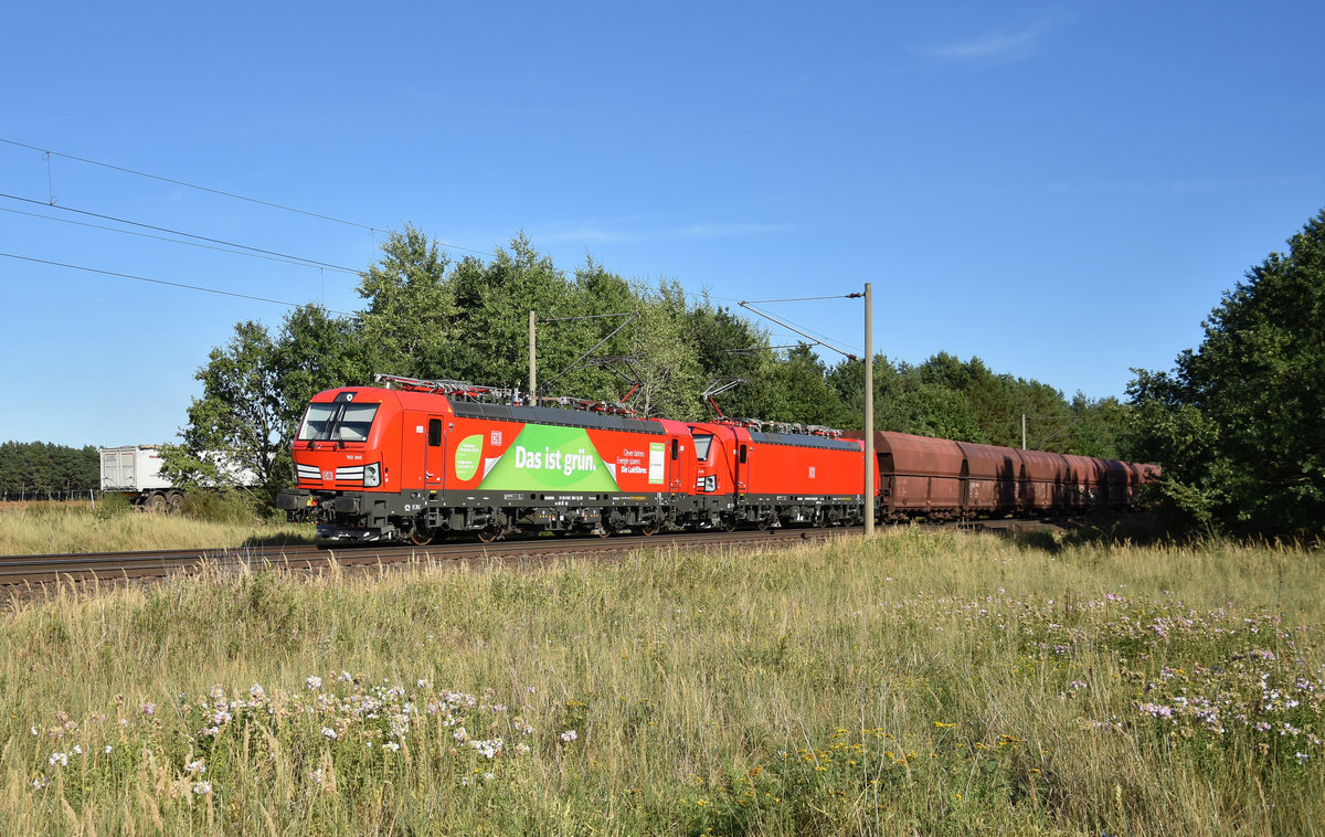 DB Cargo mit den beiden Vectrons 193 300-1 und 193 329-0 in Doppeltraktion und einem Erzzug im Schlepp. Kommend aus dem Hagenower Land. 3km östlich von Büchen, 06.08.2018.