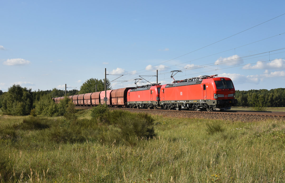 DB Cargo mit dem täglichen Erzzug kommend aus Richtung Hamburg. In Front und in Doppeltraktion sind die 193 327-4 und 193 302-7 Vectrons. 3km östlich von Büchen, 05.09.2018.