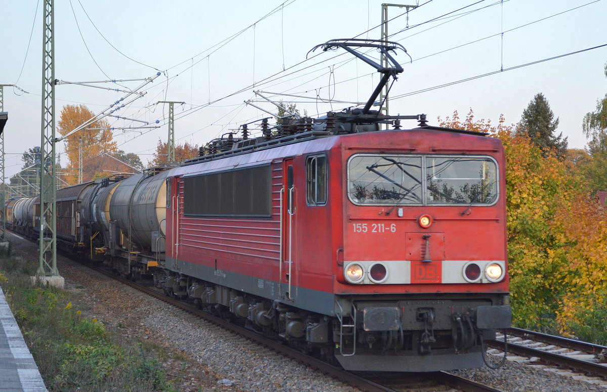 DB Cargo mit Rpool 155 211-6 und einigen Güterwagen am 16.10.18 Röntgental bei Berlin.