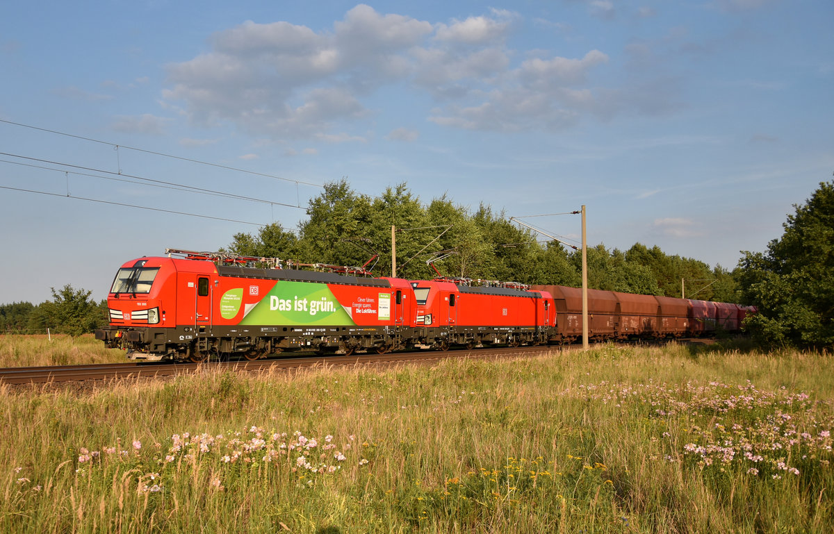 DB Cargo mit der Vectron 193 300-1  Das ist grün.  und 193 329-0 in Doppeltraktion und einem Erzzug, unterwegs in Richtung Hamburg. 3km östlich von Büchen, 02.08.2018.