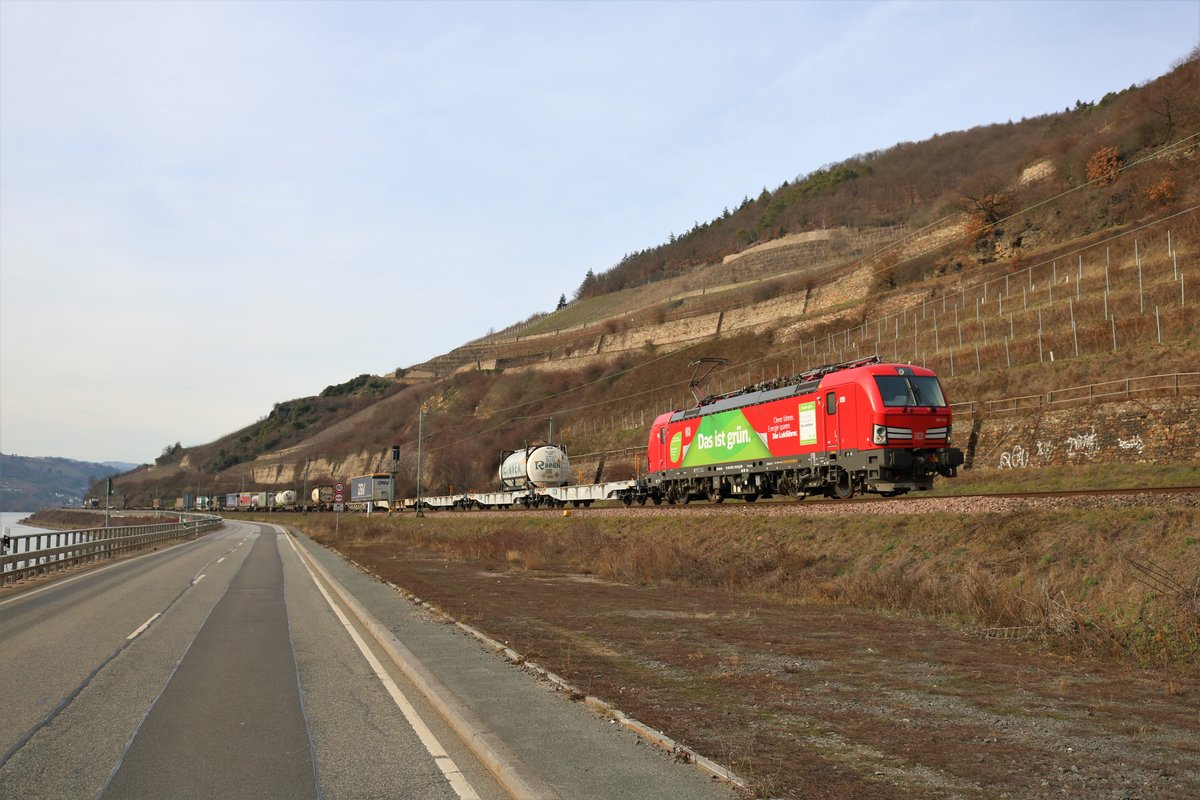 DB Cargo Werbevectron 193 312-6 mit einen Containerzug auf der Rechten Rheinstrecke am 23.02.19 zwischen Assmanshausen und Lorch