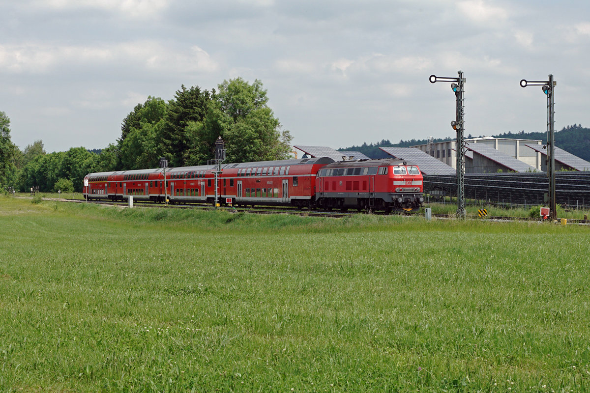 DB: Dieselbetrieb im Allgäu.
Abschied von den BR 218. Bereits stehen mehrere Diesellokomotiven der BR 245 für RE Dienste im Einsatz.
RE bei Stetten Schwaben am 1. Juni 2017.
Foto: Walter Ruetsch