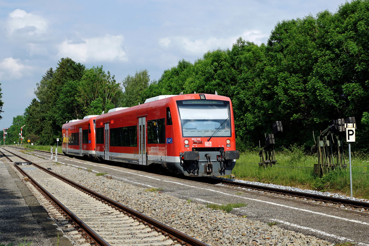 DB: Dieselbetrieb im Allgäu.
Die BR 650 von REGIO DB.
RB mit Doppeltraktion der BR 650 bei einem Zwischenhalt in Stetten Schwaben am 1. Juni 2017.
Foto: Walter Ruetsch
