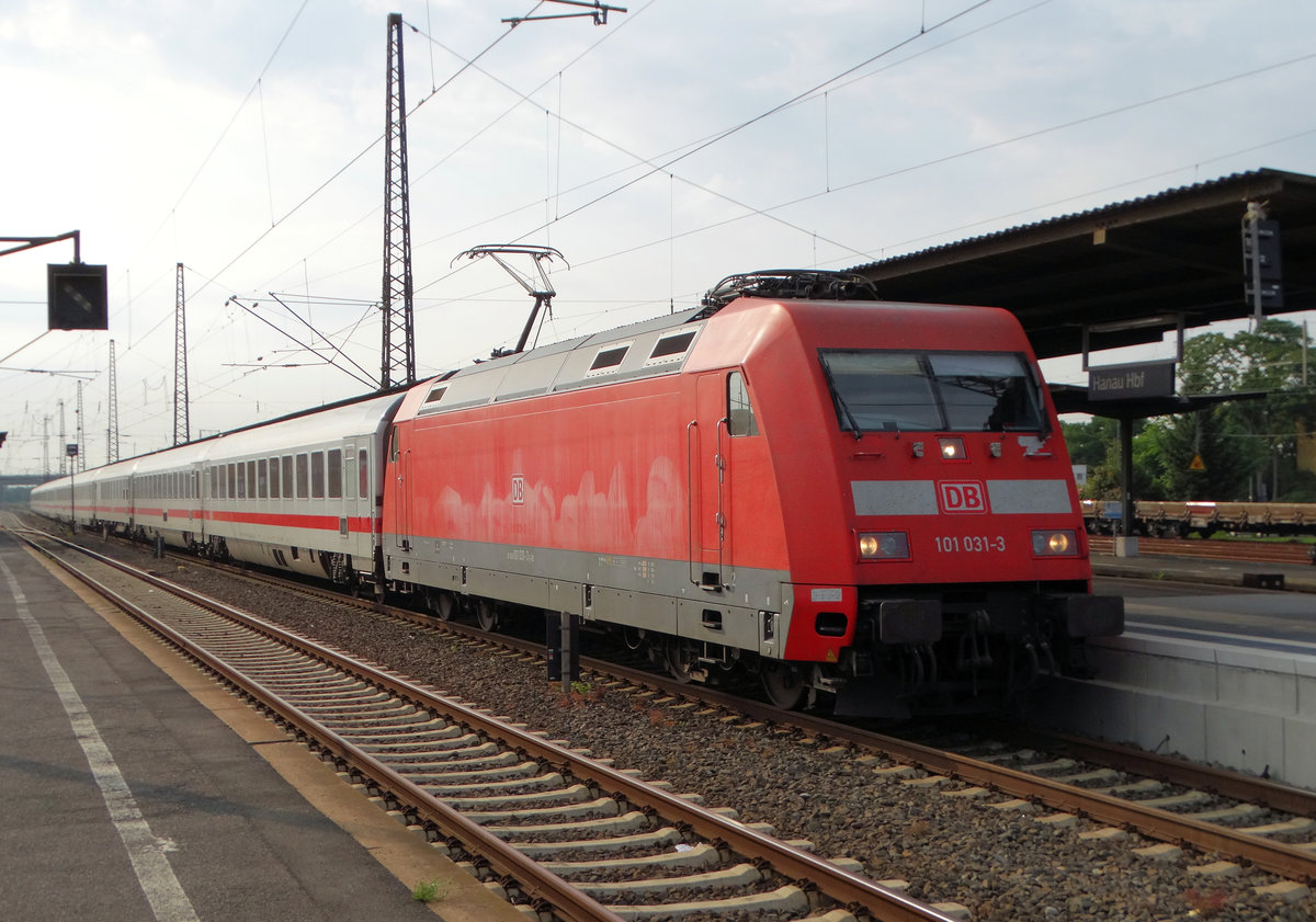 DB Fernverkehr 101 031-3 mit IC am 01.09.16 in Hanau Hbf 