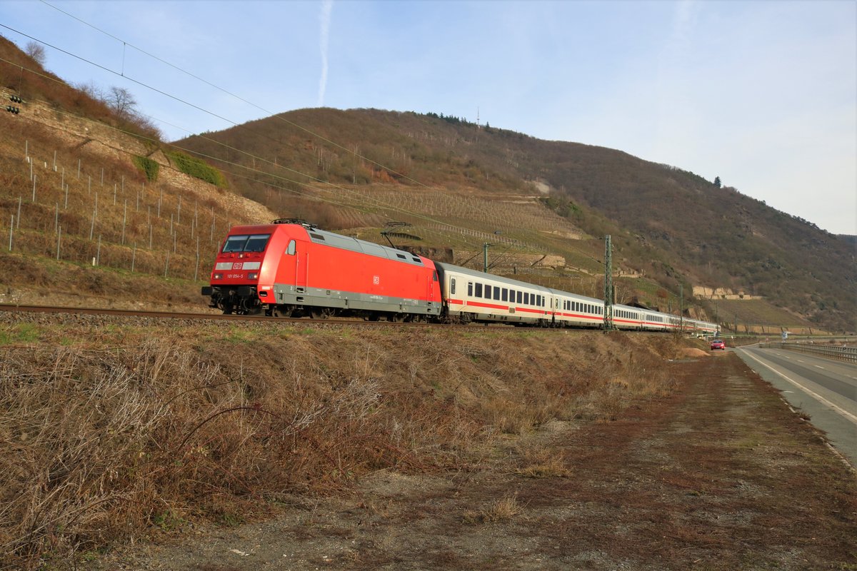 DB Fernverkehr 101 054-5 mit einen IC auf der Rechten Rheinstrecke am 23.02.19 zwischen Assmanshausen und Lorch  