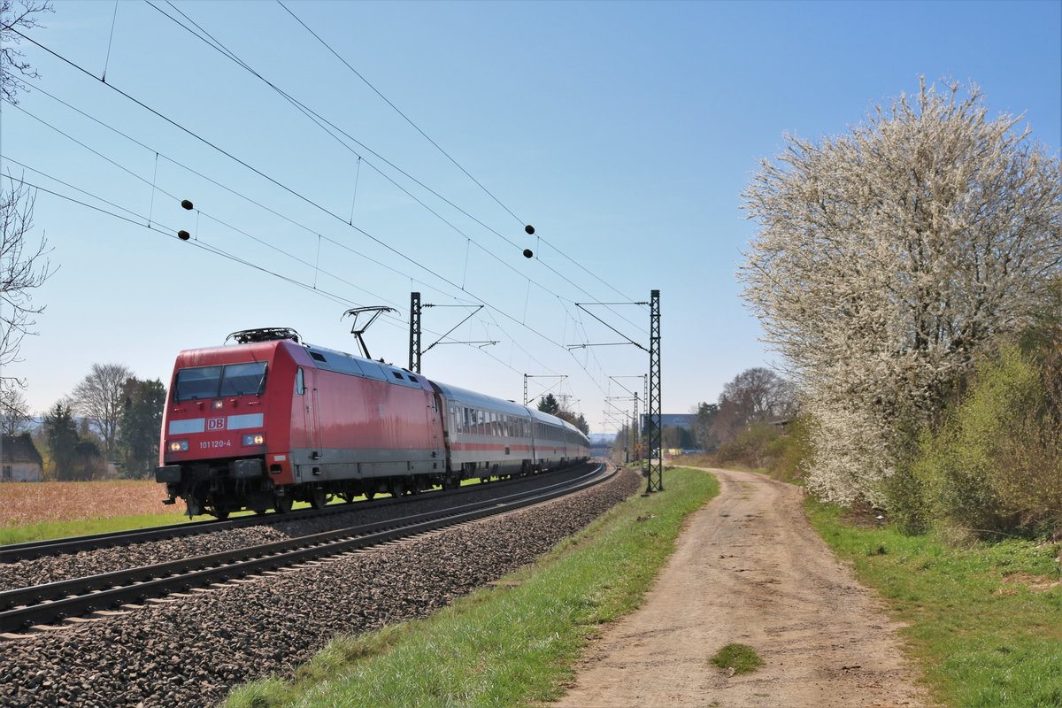 DB Fernverkehr 101 120-4 mit IC am 07.04.18 bei Niederwalluf (rechte Rheinstrecke) 