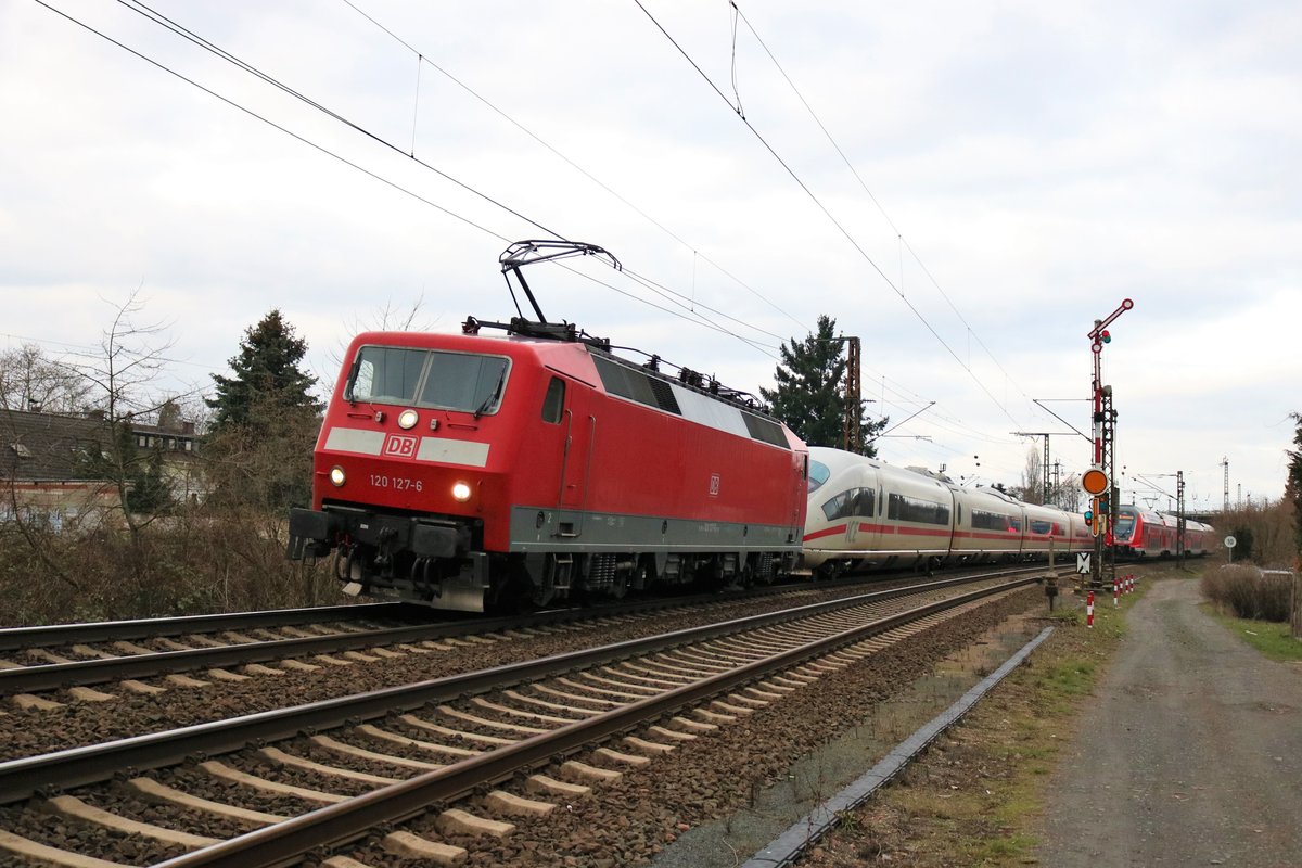 DB Fernverkehr 120 127-6 mit einen ICE3 im Schlepp in Hanau Hbf Südeinfahrt am 03.02.19. Man sieht am Twindexx das das verdammt knapp war- Wäre der Twindexx 3 Skunden soäter gekommen dann wäre dieses Foto nicht möglich gewesen