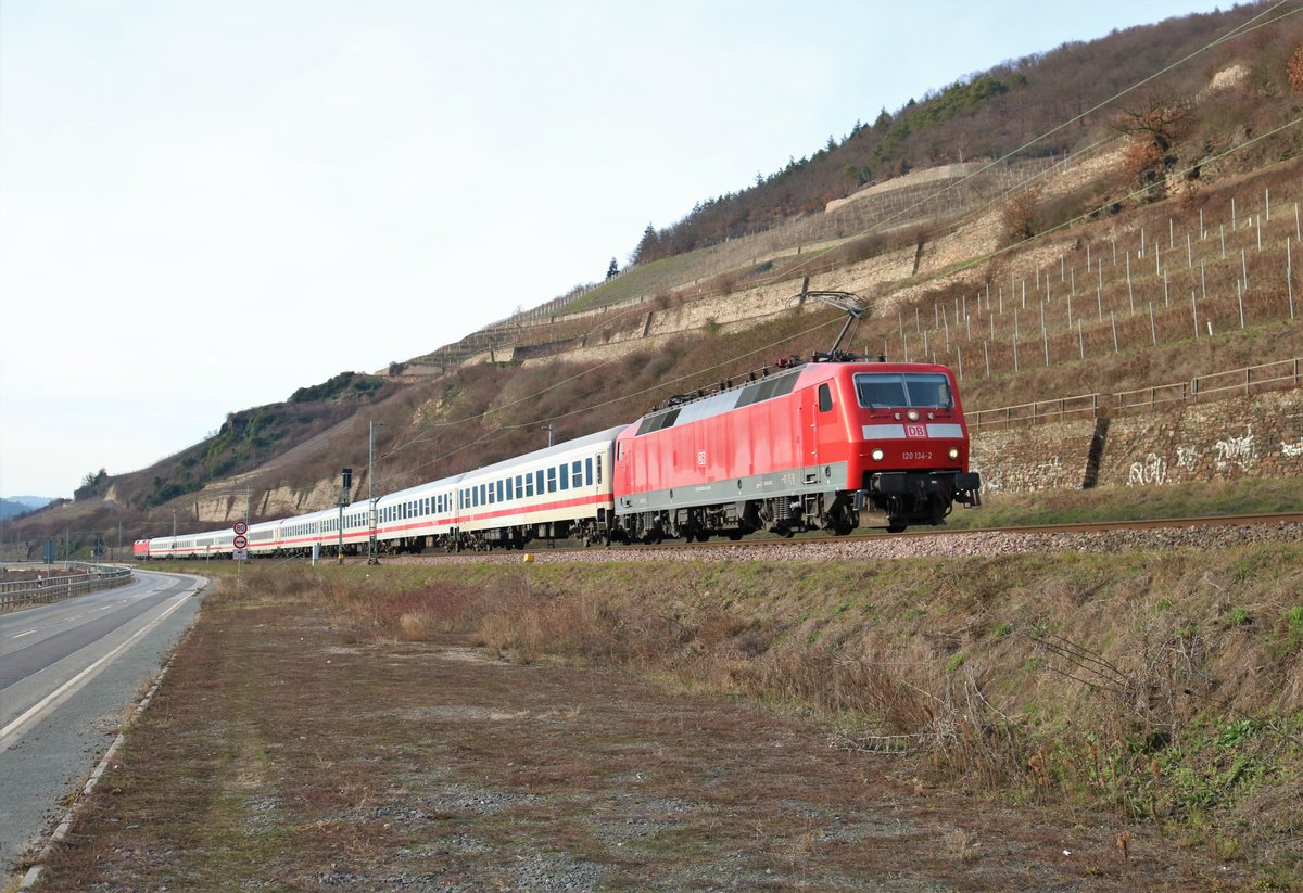 DB Fernverkehr 120 134-2 mit einen IC und 120 133-4 am Ende auf der Rechten Rheinstrecke am 23.02.19 zwischen Assmanshausen und Lorch