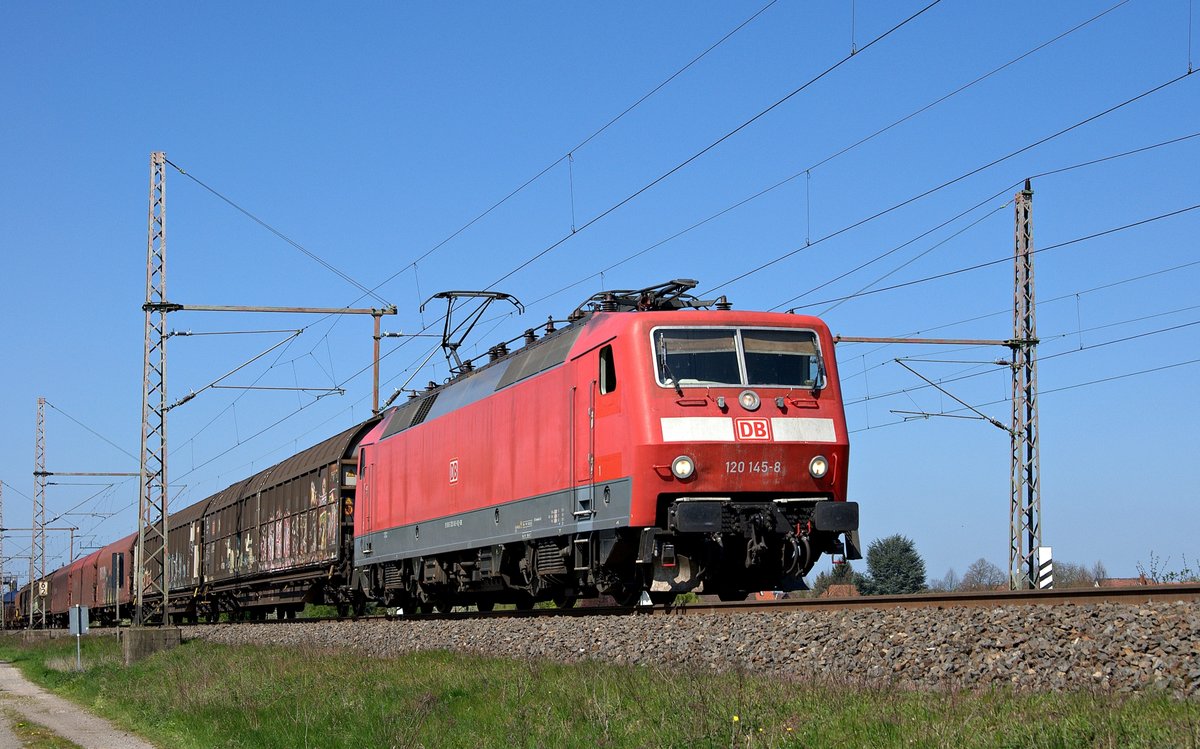 DB Fernverkehr 120 145, für DB Cargo unterwegs, mit einem gemischten Güterzug in Richtung Hannover (Dedensen-Gümmer, 21.04.16). 