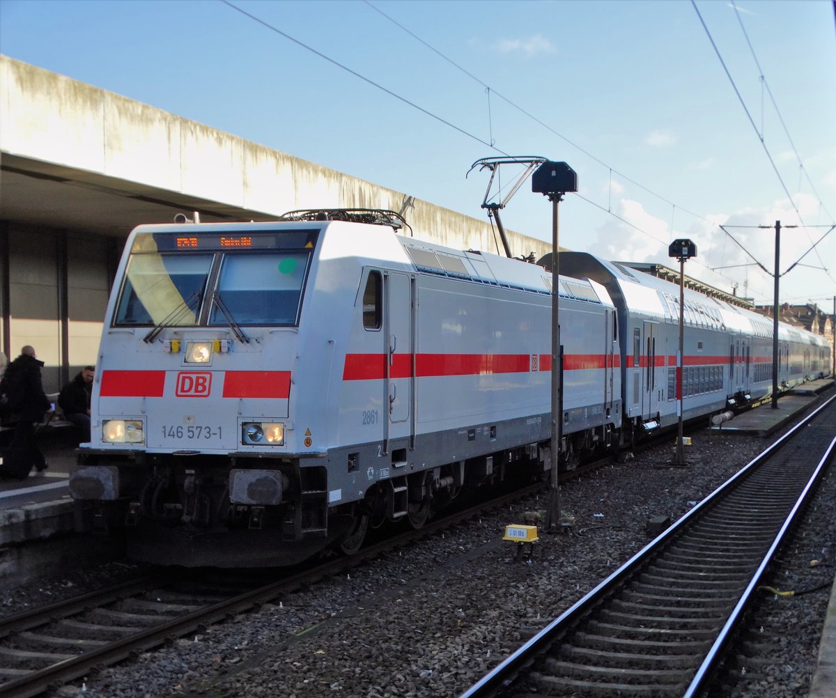 DB Fernverkehr 146 573-1 mit Doppelstock IC2 am 17.11.17 in Hannover Hbf 