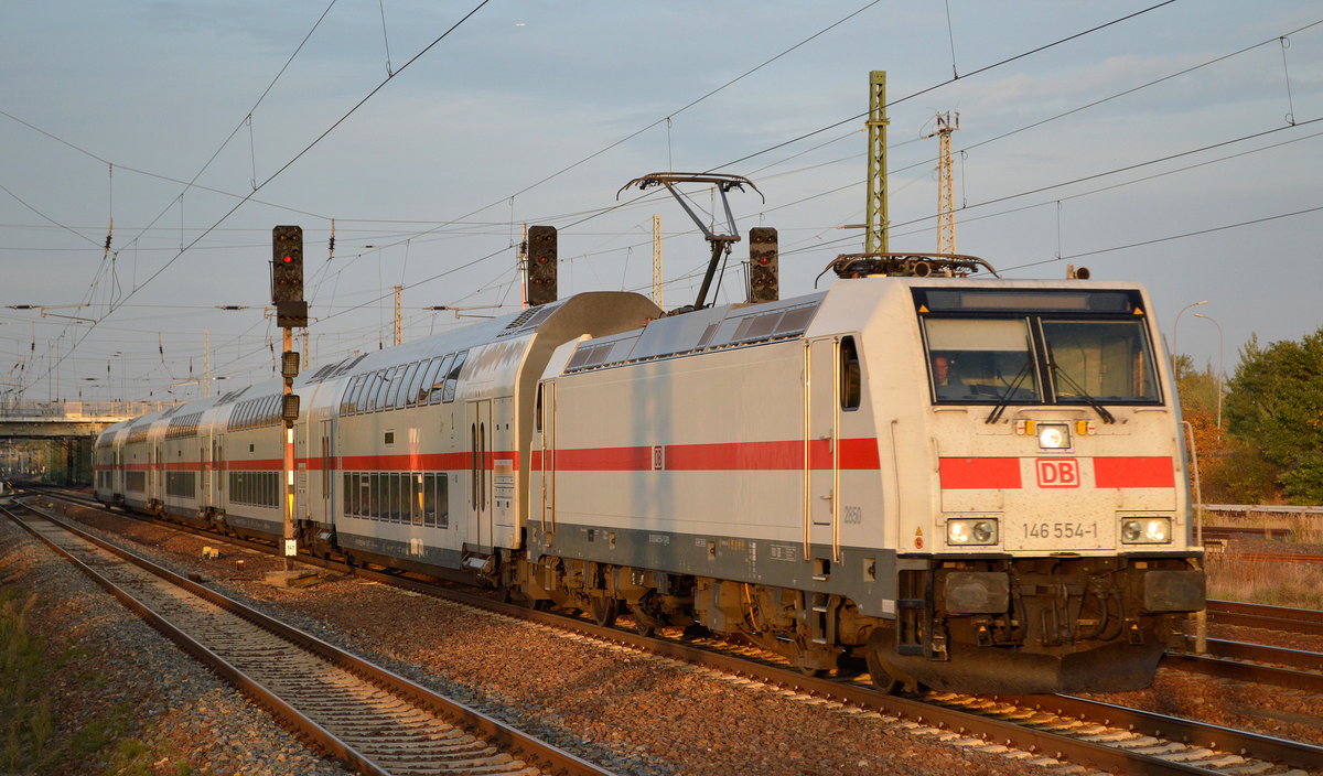 DB Fernverkehr AG mit 146 554-1  [NVR-Number: 91 80 6146 554-1 D-DB] und IC Doppelstockwagengarnitur + Steuerwagen am 09.10.18 Durchfahrt Bf. Flughafen Berlin-Schönefeld.