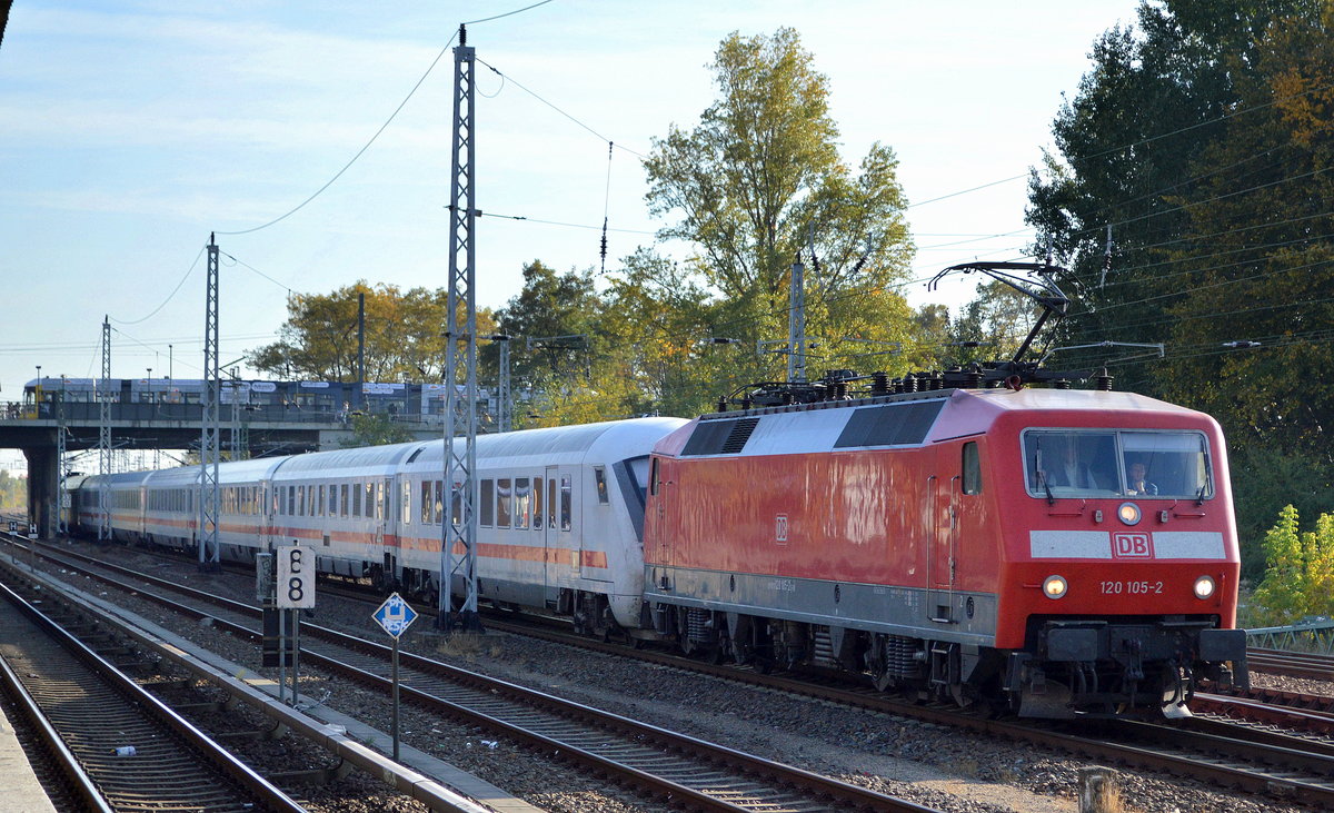 DB Fernverkehr AG mit dem Tandem 120 105-2 (91 80 6120 105-2 D-DB) und am Ende des IC-Zuges    101 041-2 [NVR-Number: 91 80 6101 041-2 D-DB]  als IC 2424 nach Stralsund Hbf am 10.10.18 Berlin-Springpfuhl. 